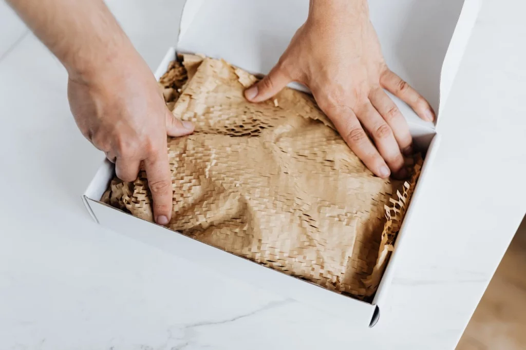 karolina-grabowska-4464482 Two hands closing the biodegradable packaging in brown paper